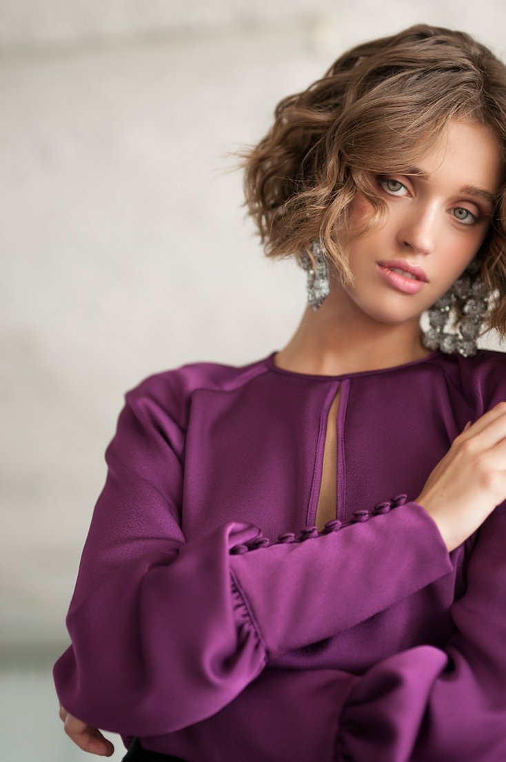 NORA – Violet crepe satin blouse with large cuff